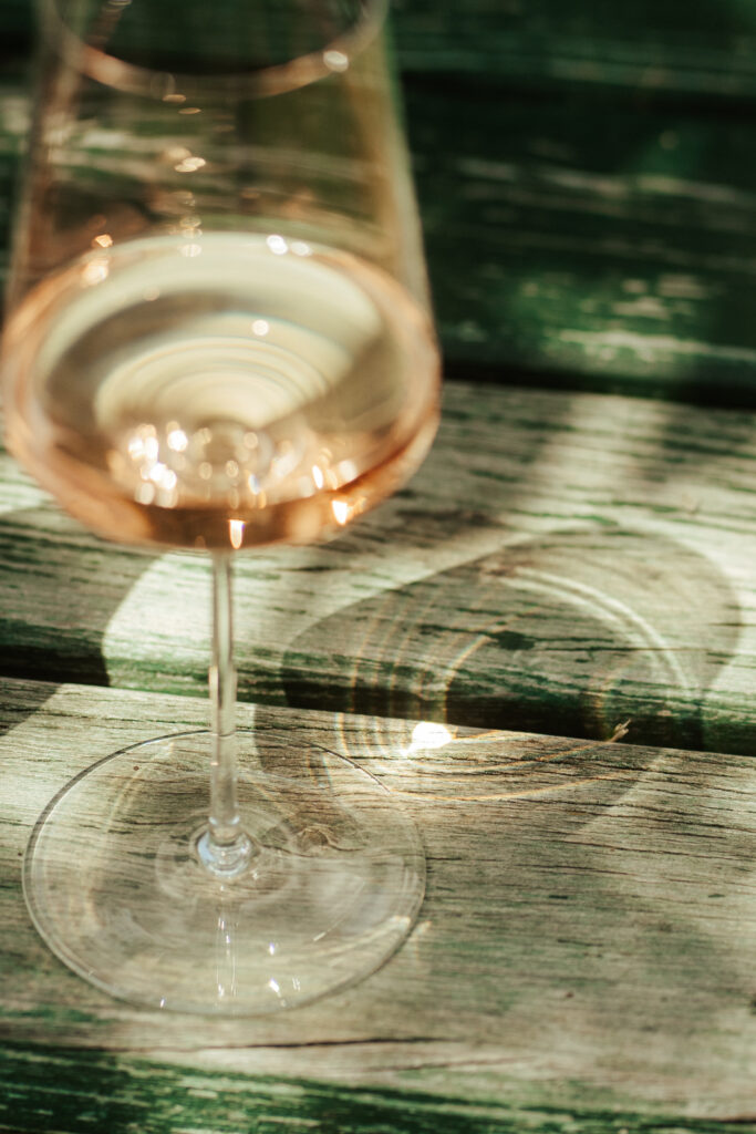 nahaufnahme eines glases wein